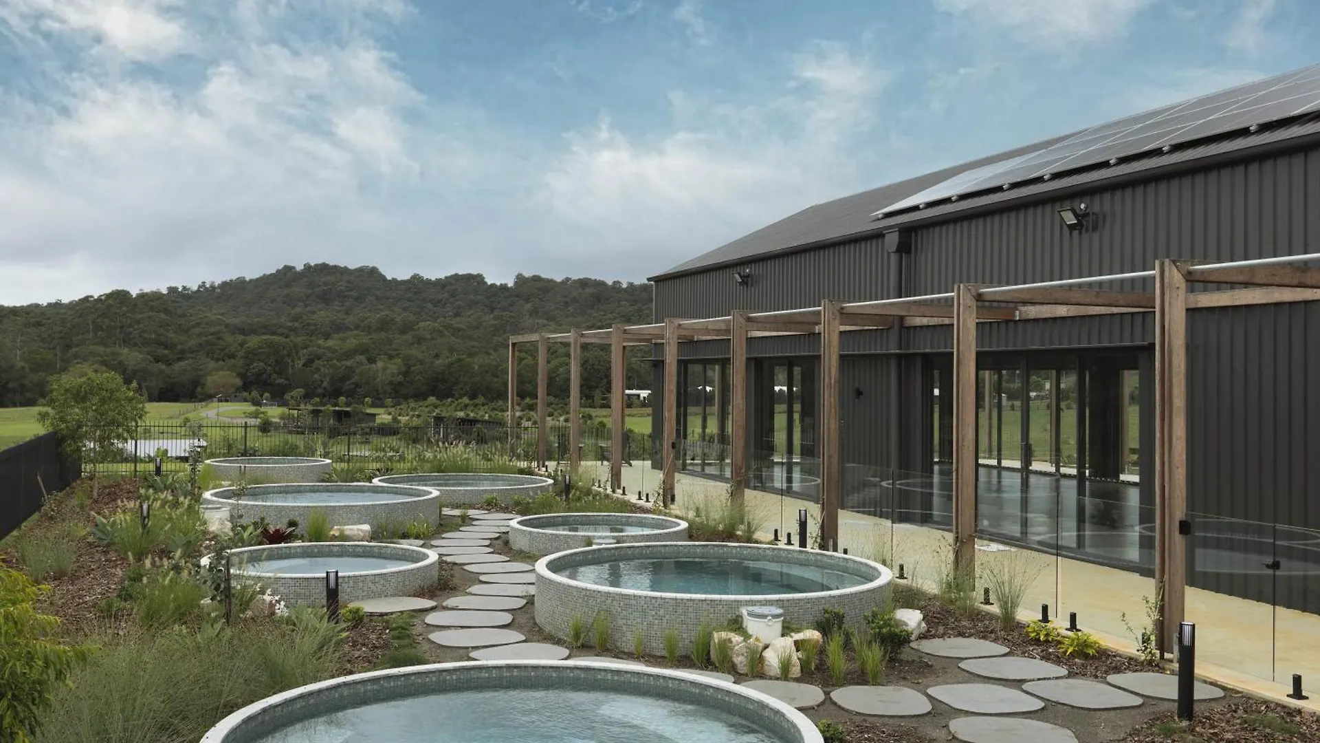 Sixty6 Acres Sunshine Coast Farmstay Woombye مزرعة للإقامة